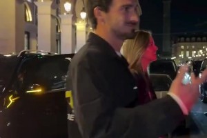 胡梅尔斯携带超绝女友现身巴黎时装周！这眼光是真的棒啊！