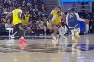 愿无大碍！库里受伤瞬间：持球进攻时疑似崴脚 随后径直走出球场