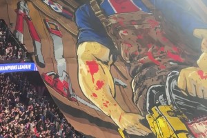 大巴黎升起恐怖巨型Tifo：面具壮